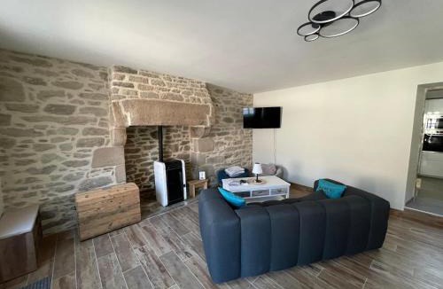 Guerlesquin House | Guerlesquin village house with garden