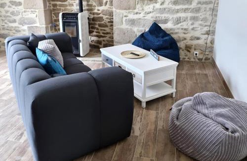 Guerlesquin House | Guerlesquin village house with garden