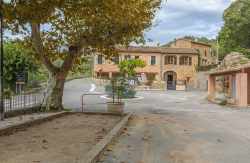 Chateaudouble Apartment | Guest House 'Soleil' with Shared Terrace and Wi-Fi