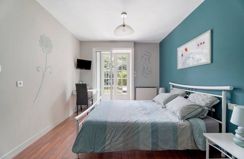 Saint-Meloir-des-Ondes Bed & Breakfast | Guest Room “Chez Jean-Pierre et Marie-Thérèse” with Wi-Fi