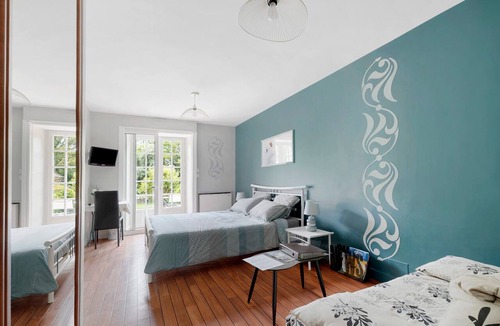 Saint-Meloir-des-Ondes Bed & Breakfast | Guest Room “Chez Jean-Pierre et Marie-Thérèse” with Wi-Fi