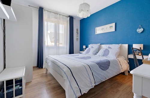 Saint-Samson-sur-Rance Bed & Breakfast | Guest Room “Chambre Saint-Samson-sur-Rance” with Private Terrace, Garden & Wi-Fi