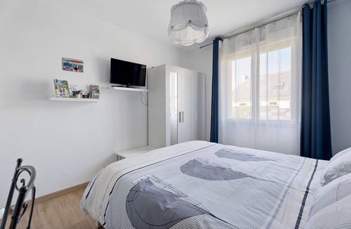 Saint-Samson-sur-Rance Bed & Breakfast | Guest Room “Chambre Saint-Samson-sur-Rance” with Private Terrace, Garden & Wi-Fi