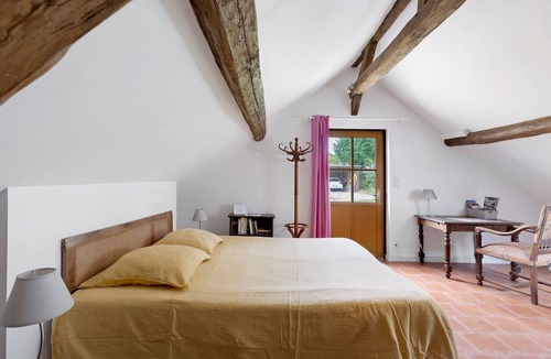 Vallieres-les-Grandes Bed & Breakfast | Guest Room 'Camélia' with Shared Pool, Wi-Fi, and Air Conditioning