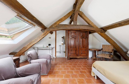 Vallieres-les-Grandes Bed & Breakfast | Guest Room 'Camélia' with Shared Pool, Wi-Fi, and Air Conditioning