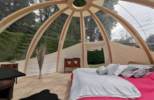 Chitenay Bed & Breakfast | Guest Room “Bulle des Châteaux” with Wi-Fi and Pool