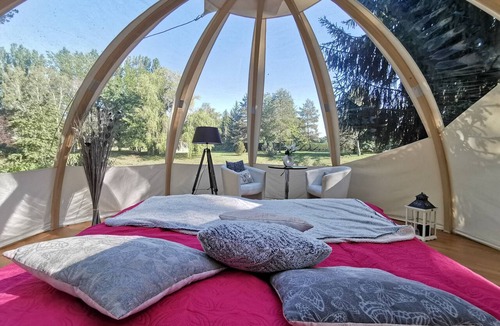 Chitenay Bed & Breakfast | Guest Room “Bulle des Châteaux” with Wi-Fi and Pool