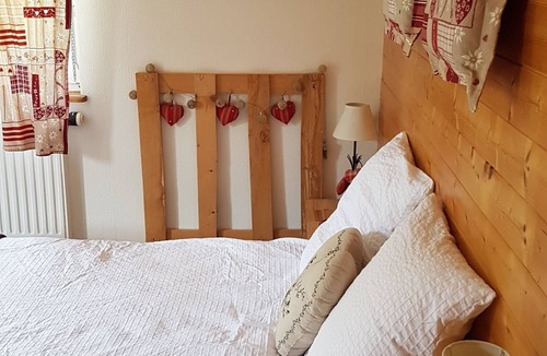 Plaine Bed & Breakfast | Guest Room 'Chalet Des 3 Pins - Évasion' with Mountain View, Shared Terrace & Wi-Fi