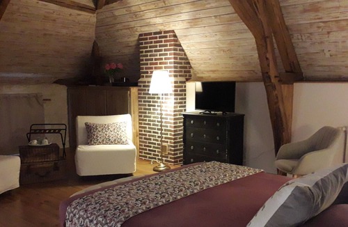 Eaux-Puiseaux Bed & Breakfast | Guest Room 'Chambre Familiale Romarin' with Shared Terrace, Garden, and Wi-Fi