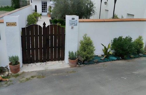 Maubourguet Bed & Breakfast | Guest Room "Chambre Exotique" with Shared Garden, Balcony and Wi-Fi
