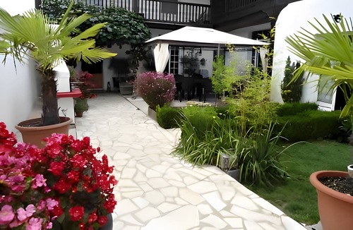 Maubourguet Bed & Breakfast | Guest Room "Chambre Exotique" with Shared Garden, Balcony and Wi-Fi