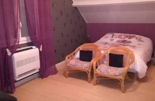 Vitry-la-Ville Bed & Breakfast | Guest Room "Chez Pierre et Jocelyne" with Shared Pool, Wi-Fi, and Air Conditioning