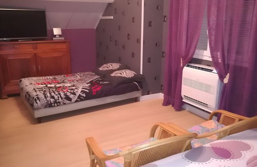 Vitry-la-Ville Bed & Breakfast | Guest Room "Chez Pierre et Jocelyne" with Shared Pool, Wi-Fi, and Air Conditioning