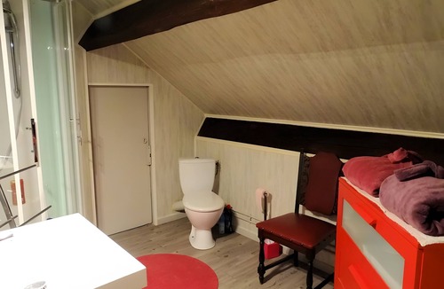 Vitry-la-Ville Bed & Breakfast | Guest Room "Chez Pierre et Jocelyne" with Shared Pool, Wi-Fi, and Air Conditioning
