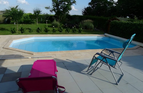 Vitry-la-Ville Bed & Breakfast | Guest Room "Chez Pierre et Jocelyne" with Shared Pool, Wi-Fi, and Air Conditioning