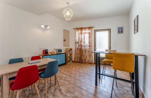 Domazan Bed & Breakfast | Guest Room “Coquelicot” with Wi-Fi and Air Conditioning