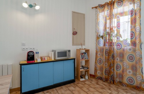 Domazan Bed & Breakfast | Guest Room “Coquelicot” with Wi-Fi and Air Conditioning
