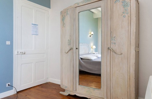 Pontiacq-Viellepinte Bed & Breakfast | Guest Room “Chambre Bleue” with Mountain View, Shared Terrace, and Wi-Fi