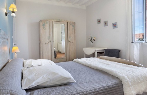 Pontiacq-Viellepinte Bed & Breakfast | Guest Room “Chambre Bleue” with Mountain View, Shared Terrace, and Wi-Fi