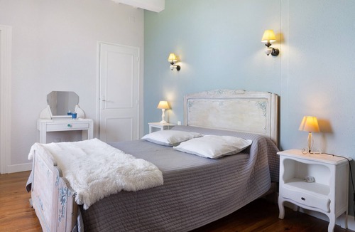 Pontiacq-Viellepinte Bed & Breakfast | Guest Room “Chambre Bleue” with Mountain View, Shared Terrace, and Wi-Fi