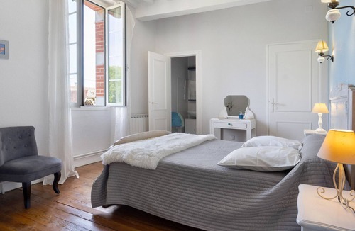 Pontiacq-Viellepinte Bed & Breakfast | Guest Room “Chambre Bleue” with Mountain View, Shared Terrace, and Wi-Fi