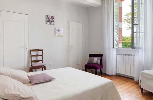 Pontiacq-Viellepinte Bed & Breakfast | Guest Room “Chambre Framboise” with Mountain View, Shared Terrace, and Wi-Fi