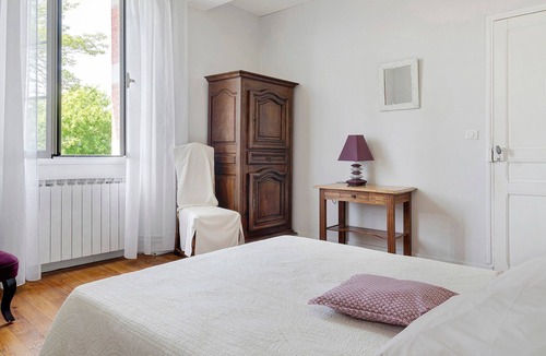 Pontiacq-Viellepinte Bed & Breakfast | Guest Room “Chambre Framboise” with Mountain View, Shared Terrace, and Wi-Fi