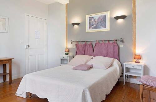 Pontiacq-Viellepinte Bed & Breakfast | Guest Room “Chambre Framboise” with Mountain View, Shared Terrace, and Wi-Fi