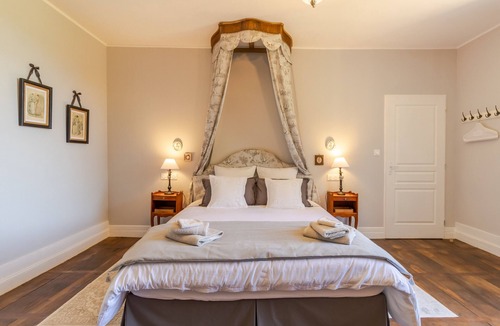 Savignac-les-Eglises Bed & Breakfast | Guest Room "La Romantique" with Shared Terrace, Garden, and Wi-Fi