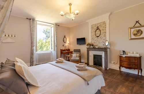 Savignac-les-Eglises Bed & Breakfast | Guest Room "La Romantique" with Shared Terrace, Garden, and Wi-Fi