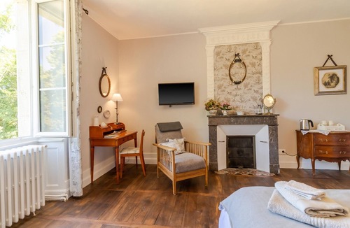 Savignac-les-Eglises Bed & Breakfast | Guest Room "La Romantique" with Shared Terrace, Garden, and Wi-Fi