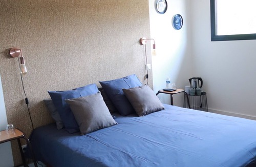 Plouer-sur-Rance Bed & Breakfast | Guest Room 'L'Abri des Flots' with Shared Pool, Terrace, and Wi-Fi