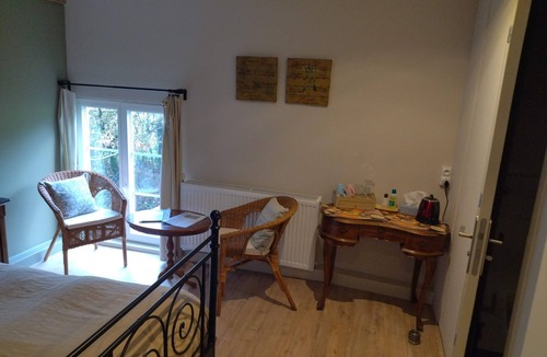 Signy-lAbbaye Bed & Breakfast | Guest Room 'La Fosse Bleue, Renard' with Shared Terrace and Wi-Fi