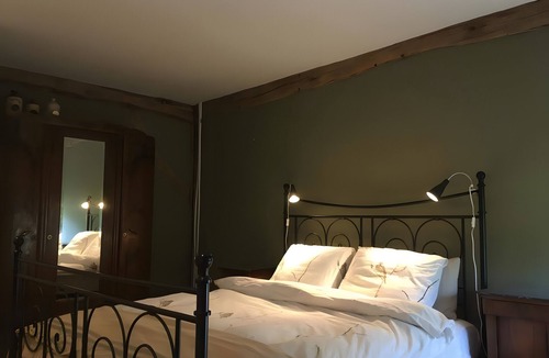 Signy-lAbbaye Bed & Breakfast | Guest Room 'La Fosse Bleue, Renard' with Shared Terrace and Wi-Fi
