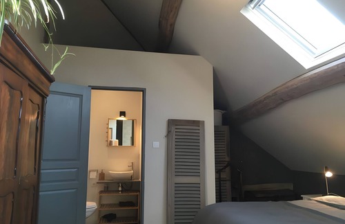 Signy-lAbbaye Bed & Breakfast | Guest Room 'La Fosse Bleue, Sanglier' with Shared Terrace and Wi-Fi