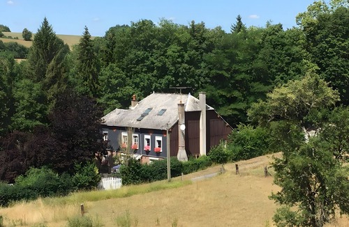 Signy-lAbbaye Bed & Breakfast | Guest Room 'La Fosse Bleue, Sanglier' with Shared Terrace and Wi-Fi