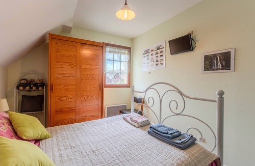 Lescar Bed & Breakfast | Guest Room Le Pesquit - with Shared Terrace, Communal Garden and Air Conditioning