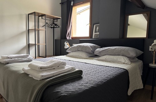 Saint-Rambert Bed & Breakfast | Guest Room “Lyon Mon Amour - St-Bonaventure Room” Wi-Fi, Air Conditioning