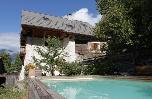 Les Vigneaux Apartment | Guest Rooms in Pelvoux with Mountain View, Shared Pool, and Wi-Fi