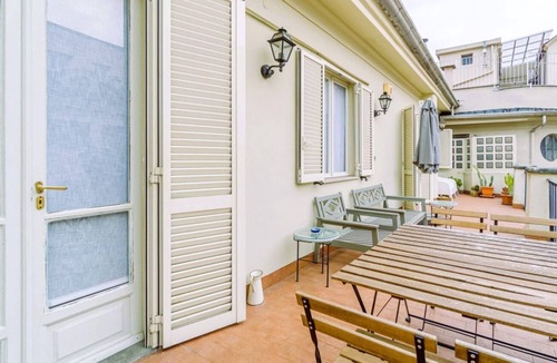 Roman Quarter Apartment | GuestHost - In the heart of the Quadrilatero Romano, this spacious 120 sqm apartment accommodates up to 9 guests. Located on the fourth floor with an elevator (not suitable for disabled people), it features a large terrace perfect for relaxing. The area
