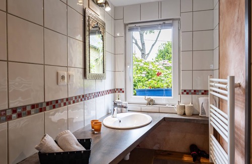 Lannion Bed & Breakfast | Guesthouse 'Chambre Ailleurs' with Shared Terrace, Garden and Wi-Fi