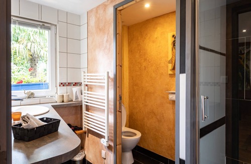 Lannion Bed & Breakfast | Guesthouse 'Chambre Ailleurs' with Shared Terrace, Garden and Wi-Fi