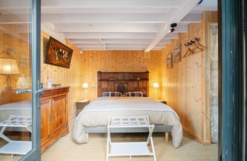 Pleudihen-sur-Rance Bed & Breakfast | Guesthouse 'La Cabane dans les charmes' with private terrace, shared garden and Wi-Fi