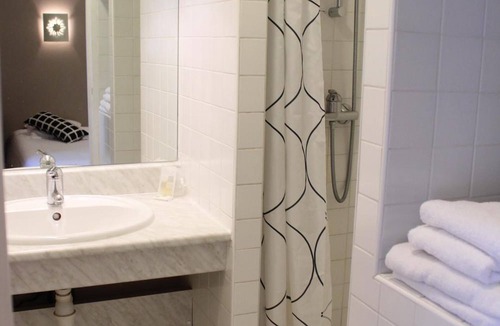 Remoulins Hotel | Hôtel Les Glycines