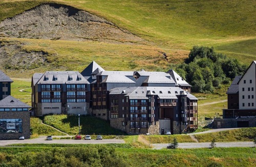 Peyragudes Apartment | High-Altitude Home for 4
