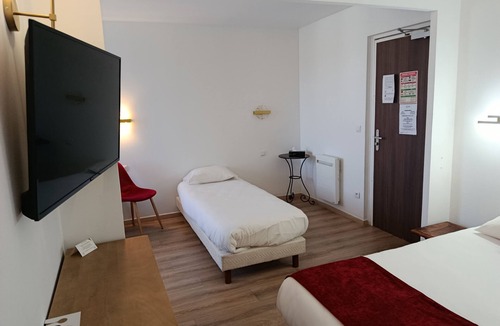 Digne-les-Bains Hotel | Historic 4-Guest Family Room | Pet-Friendly Picnic Garden | Downtown Location