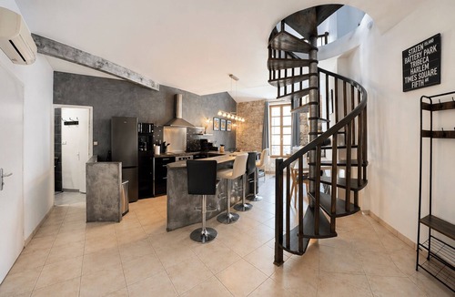 Quartier Administrations Apartment | Historic Center – Arenas & Markets Nearby