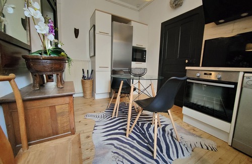 Cahors Apartment | Historic Heart of Cahors!Elegant yet Cozy large 2 large bedroom apartment!