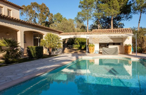 La Bouverie Apartment | Holiday Apartment "Clos Saint Jean" with Pool, Private Terrace & Wi-Fi