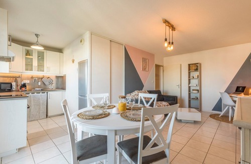 Saint - Martin - du - Touch Apartment | Holiday Apartment "Spacieux Proche Aéroport Et Airbus" with Shared Heated Pool & Wi-Fi